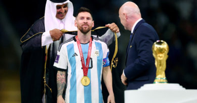 Nghị sĩ Oman trả 1 triệu USD cho áo choàng của Messi