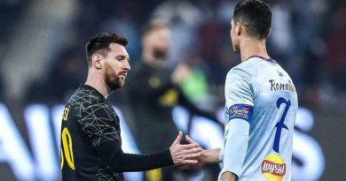 Messi ôm Ronaldo trong trận đấu ở Arab Saudi