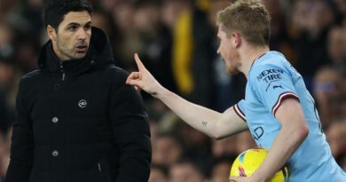 Tiền vệ Kevin de Bruyne chỉ mặt HLV Arteta