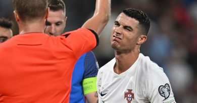 Ác mộng Ronaldo: Phung phí cơ hội, thoát thẻ đỏ & bị treo giò trận tới